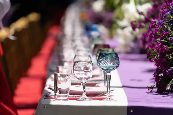 Mise Table Festive Gobelets Cristal Verre Différentes Couleurs Sur Nappe — Photo