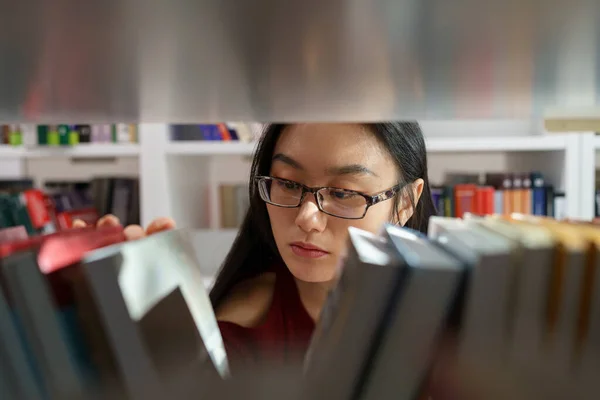 Focalisé Jeune Femme Asiatique Librairie Choisissant Livre Tout Marchant Long — Photo