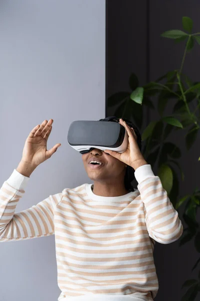 African American Woman Playing Glasses Home Virtual Reality Wearable Tech — Stock Photo, Image