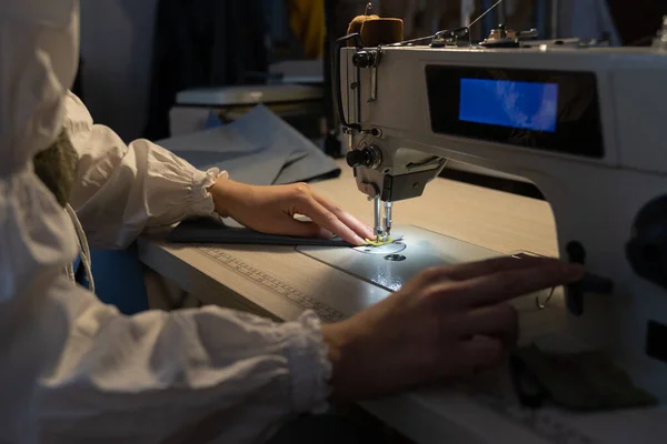 Kvinnlig Sömmerska Hand Arbetar Med Symaskin Kläder Närbild Skott Kvinnlig — Stockfoto