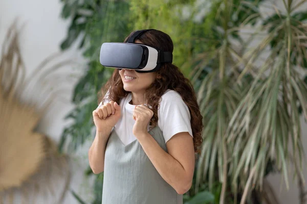 Emotional Shocked Girl Headset Immersed Virtual World Full Emotions Impressions — Stock Photo, Image