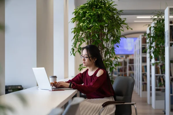 Student Kinesiska Flicka Förbereda Sig För Examen Nätet Bärbar Dator — Stockfoto