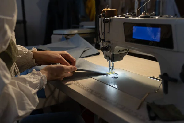 女裁缝手在缝纫机 特写镜头上工作 女时装收藏家设计新衣服 定制业余爱好或专业职业概念 小企业 — 图库照片