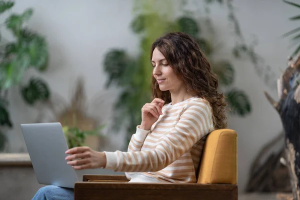 Pozytywna Freelancerka Uśmiechnięta Siedząca Kawiarni Pracująca Nad Projektem Zaglądająca Ekran — Zdjęcie stockowe