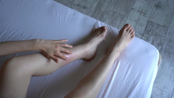 Evde Yatakta Oturan Bir Kadın Sivrisinek Sivrisinek Isırığından Şişmiş Bacağına — Stok video