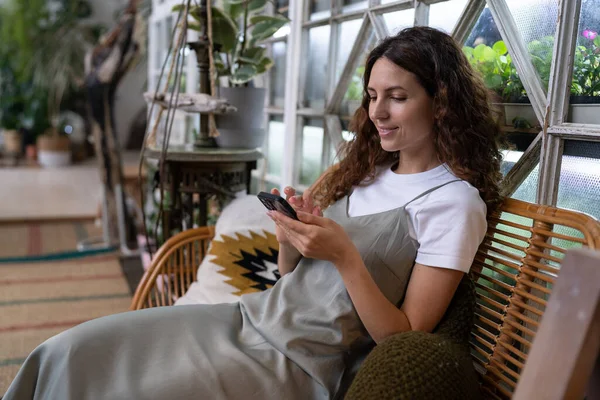 Glücklich Lächelnde Millennial Floristin Entspannen Garten Mädchen Halten Smartphone Sms — Stockfoto