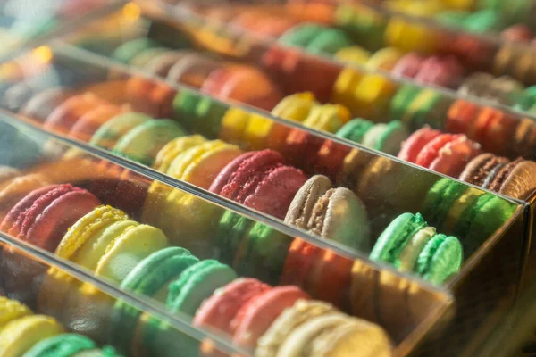 Sortimento Macaroons Franceses Coloridos Vitrine Café Para Venda Variedade Sabores — Fotografia de Stock