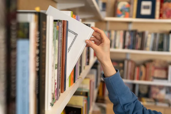 Женская Рука Вытаскивает Книгу Книжной Полки Публичной Библиотеке Университете Колледже — стоковое фото