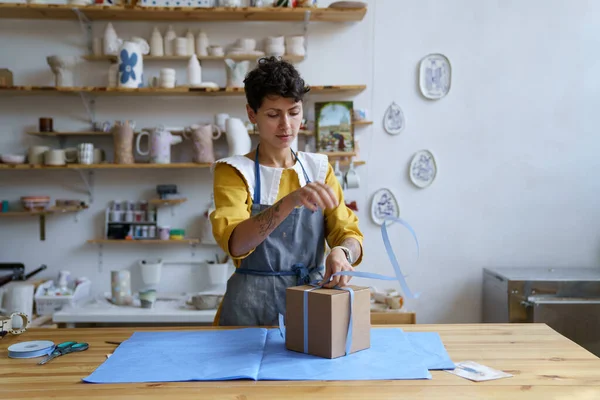 Young Woman Pottery Shop Owner Tying Bow Cardboard Box Handmade — Stock Photo, Image