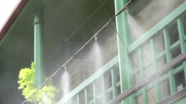 自動ミストノズル水噴霧システムは 高温または灌漑用を減らすために加湿器と冷却気候を作るために 暑い夏の日の間に働く水霧機 リフレッシュ クリーニング空気 — ストック動画
