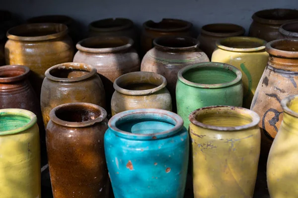 地元の市場で棚に様々な形の多くのユニークな手作りのカラフルな粘土のジャグや花瓶 陶器製の鍋の多く — ストック写真