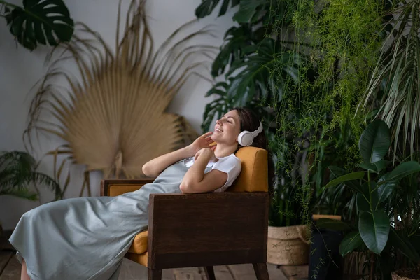 Fröhliche Blumenmädchen Mit Kopfhörer Entspannen Sich Garten Und Hören Musik — Stockfoto