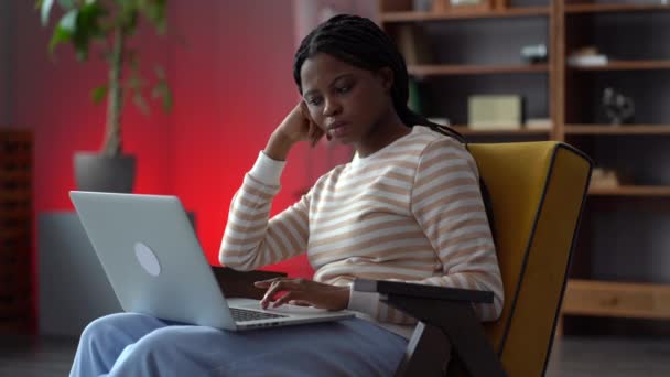 Femme Afro Américaine Ennuyée Assis Dans Fauteuil Bureau Maison Incapable — Video