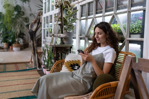 Feliz Sorrindo Milenar Florista Mulher Relaxar Estufa Menina Segurar Mensagem — Fotografia de Stock