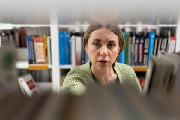 Femme Scandinave Âge Moyen Choisissant Livre Dans Bibliothèque Collège Université — Photo