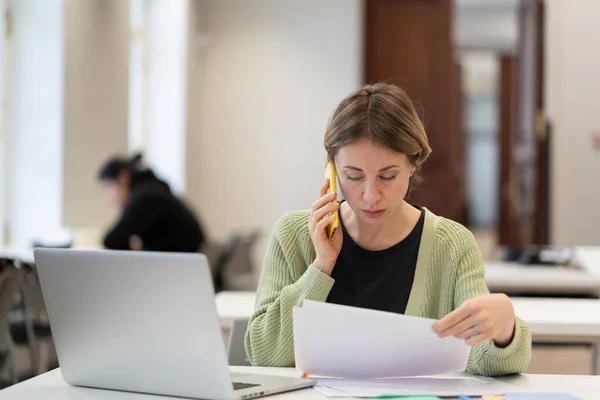 Femme Âge Moyen Occupée Avec Des Documents Parlant Sur Téléphone — Photo