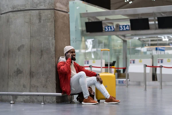 Glücklicher Junger Afroamerikanischer Reisender Mit Gelbem Koffer Der Auf Dem — Stockfoto