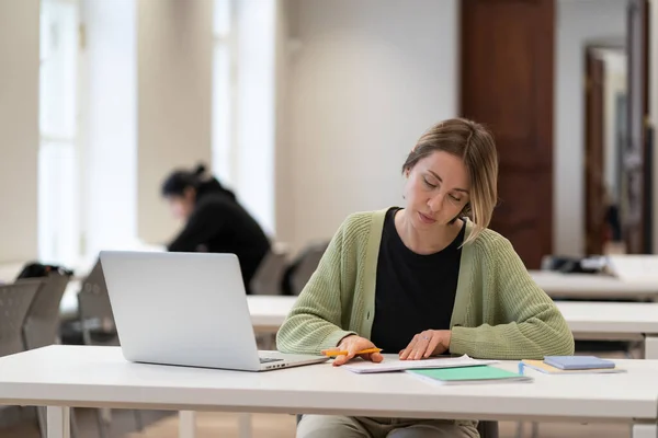 Fokuserad Medelålders Kvinnlig Student Förbereder Sig För Kursarbete Biblioteket Koncentrerad — Stockfoto
