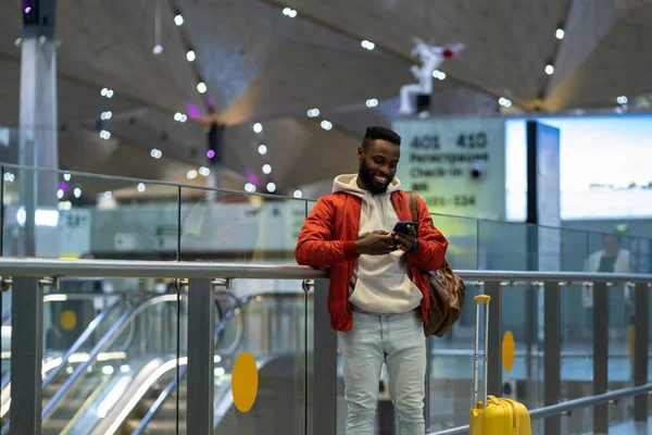 Junger Lächelnder Afrikanischer Reisender Mit Sms Nachricht Familie Oder Freunde — Stockfoto