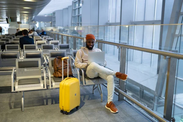 Lächelnder Afroamerikanischer Mann Der Mit Laptop Der Halle Des Flughafenterminals — Stockfoto
