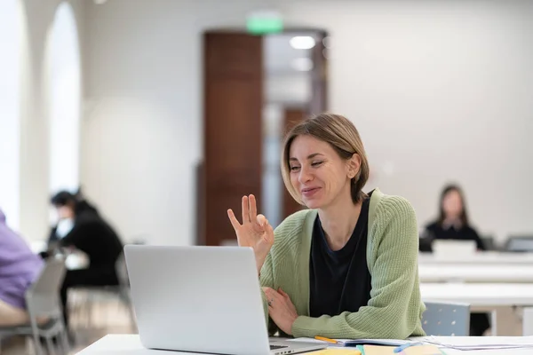 Feliz Estudiante Madura Mujer Mostrando Gesto Aceptable Cámara Web Durante — Foto de Stock