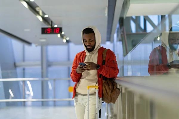 Afričan Chytrým Telefonem Letištním Terminálu Mladý Černý Milennial Chlap Cestovatel — Stock fotografie
