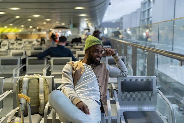 Lächelnder Afroamerikanischer Hipster Der Flughafenterminal Oder Bahnhof Sitzt Sich Ausruht — Stockfoto