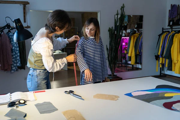 Fashion Designer Woman Seamstress Takes Measurements Measuring Tape Girl Client — Stock Photo, Image