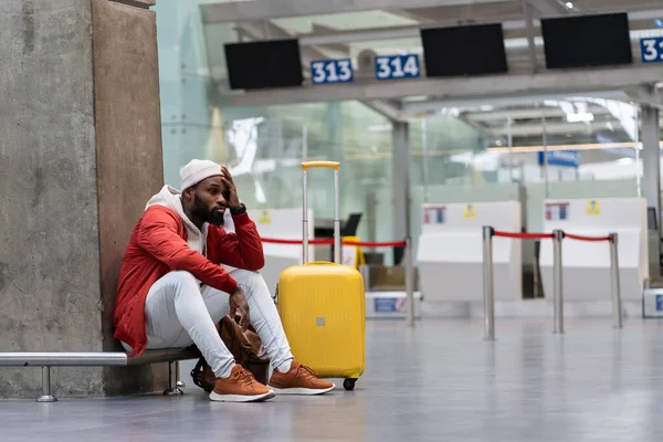Triste Afro Américain Contrarié Aéroport Son Vol Est Retardé Voyageur — Photo