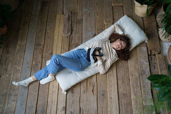 Mladá Uvolněná Polka Spící Podlaze Helmou Virtuální Reality Rukou Klidná — Stock fotografie