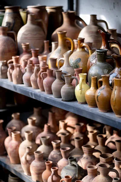 Vele Unieke Handgemaakte Kleurrijke Klei Kruiken Vazen Van Verschillende Vormen — Stockfoto