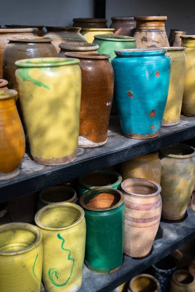 Muitos Jarros Barro Coloridos Artesanais Exclusivos Vasos Várias Formas Prateleira — Fotografia de Stock