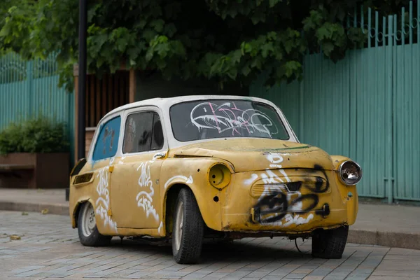 Dañado Viejo Automóvil Amarillo Retro Estacionado Acera Ciudad Con Pared — Foto de Stock