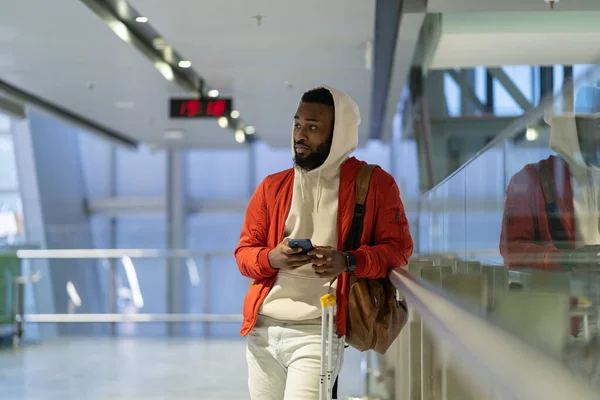 Junger Afroamerikanischer Millennial Typ Der Mit Dem Handy Unterwegs Ist — Stockfoto