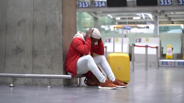 Verdrietige Afro Amerikaanse Man Van Streek Het Vliegveld Zijn Vlucht — Stockvideo