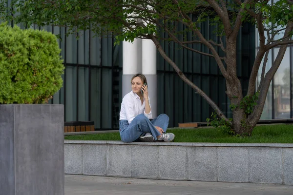 Joven Estudiante Freelancer Mujer Camisa Blanca Pantalones Vaqueros Azules Sentarse — Foto de Stock