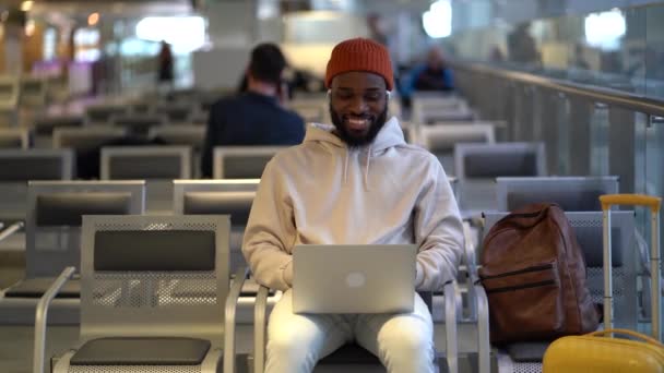Ευτυχισμένο Χαρούμενο Νεαρό Αφροαμερικανό Ταξιδιώτη Που Μιλάει Μέσω Βιντεοκλήσης Στο — Αρχείο Βίντεο