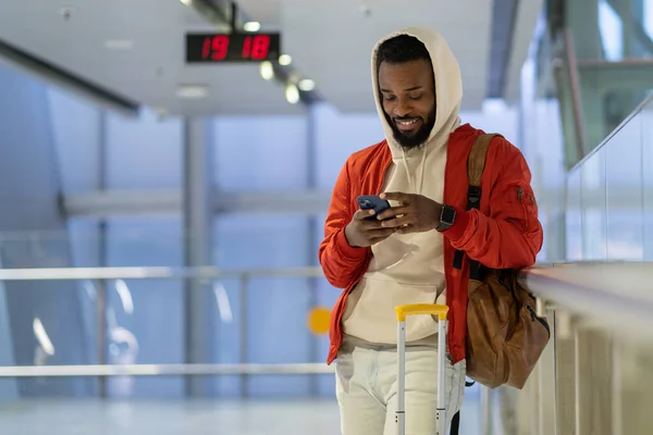 Young Smiling African American Man Luggage Airport Chatting Social Media — Stock fotografie