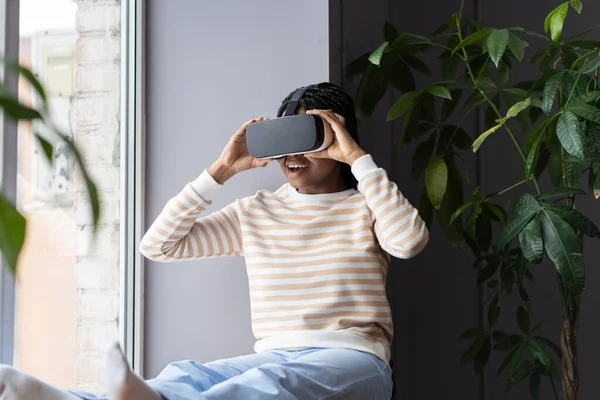 Hello Future Young Amazed Excited Black Woman Relaxing Home Virtual — Stock Photo, Image