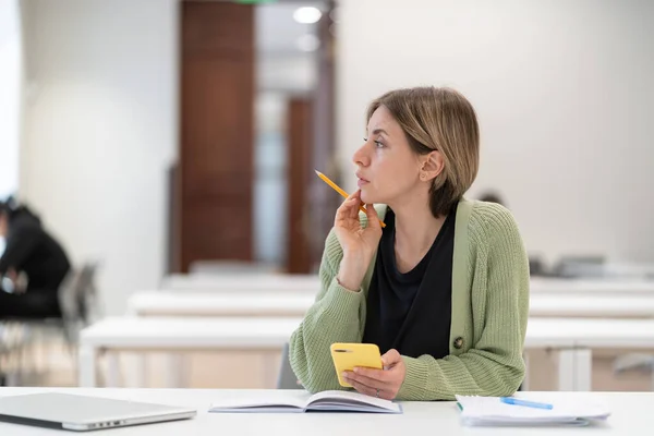 Femme Mûre Étudiant Universitaire Prenant Deuxième Degré Distrait Étude Femme — Photo