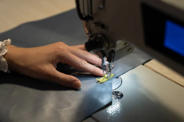 Γυναικείο Χέρι Μοδίστρας Που Δουλεύει Ραπτομηχανή Ράβει Ρούχα Κοντινό Πλάνο — Φωτογραφία Αρχείου