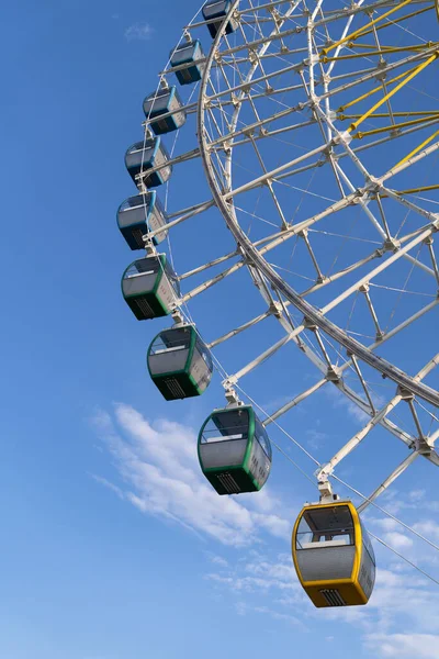 深い青空に対するキャビンホイール付きの大きな観覧車 遊園地の巨大な車輪の一部 エンターテインメントコンセプト — ストック写真