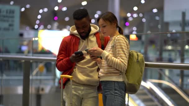 Fiatal Ezeréves Afro Amerikai Pár Utazók Okostelefonnal Modern Repülőtéri Terminálon — Stock videók