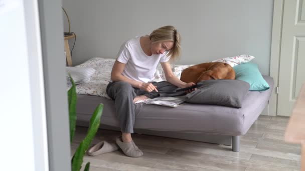 Stressed Worried Middle Aged Woman Sitting Sofa Dog Home Calculating — Video