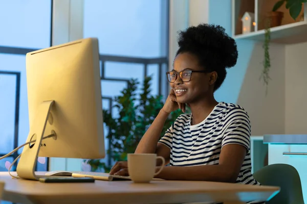 Pleased Young Black Woman Web Designer Graphics Editor Enjoying Remote — Photo