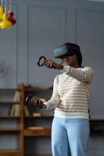 African American Young Woman Using Reality Headset Playing Virtual Game — 图库照片