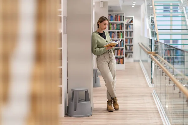 Toute Longueur Focalisée Femme Adulte Ver Bibliothèque Dans Bibliothèque Femme — Photo