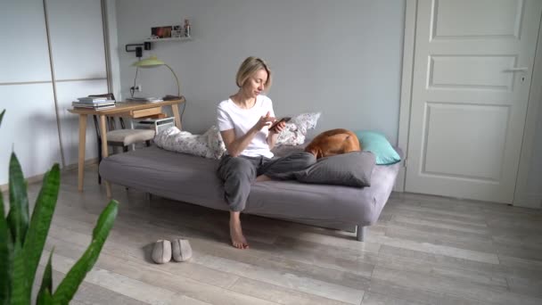 Femme Blonde Âgée Ans Tenant Smartphone Prenant Photo Son Chien — Video