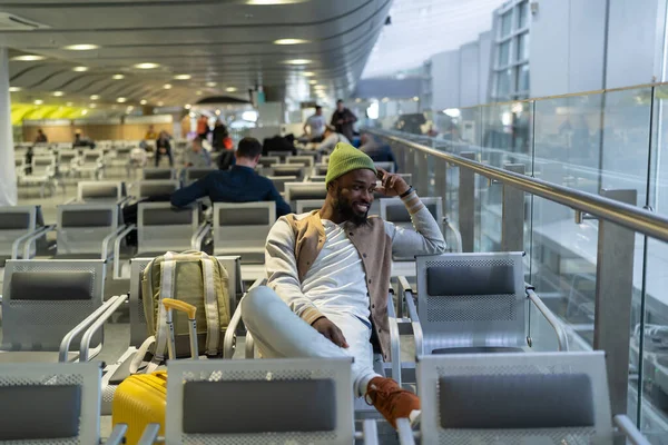 Lächelnder Afroamerikanischer Hipster Der Flughafenterminal Oder Bahnhof Sitzt Sich Ausruht — Stockfoto