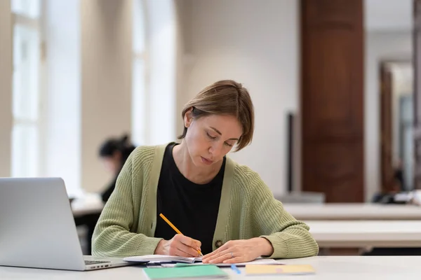 Suédoise Mature Étudiant Travaillant Sur Projet Obtention Diplôme Préparant Examen — Photo